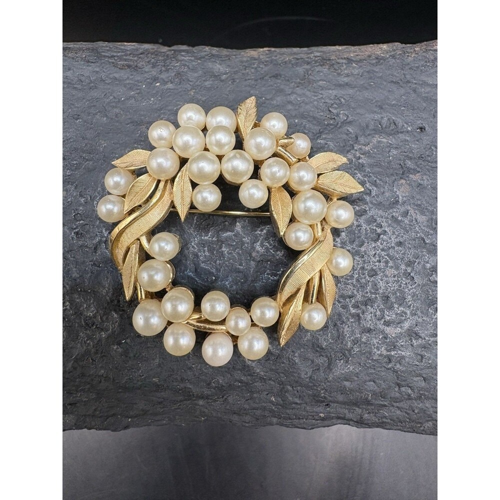 VTG Crown Trifari Faux Pearl Berry Cluster Leaf Branch Wreath Gold Tone Brooch